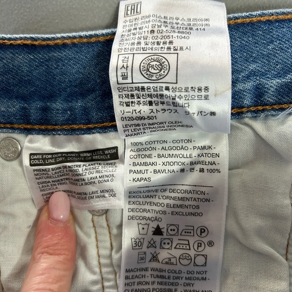 Levi's 501 NWOT Women’s Denim Distressed High Rise Shorts  Sz 30‎ - Picture 8 of 8